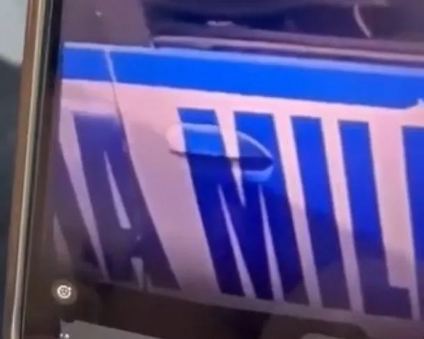 Policial é pego se divertindo na viatura