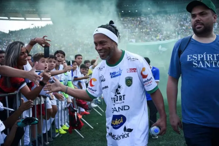 Ronaldinho Gaúcho participa de Jogo das Estrelas em Manaus