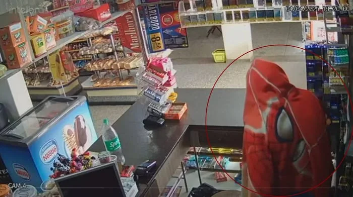VÍDEO: Usando toalha do Homem-Aranha, dupla rouba padaria no DF