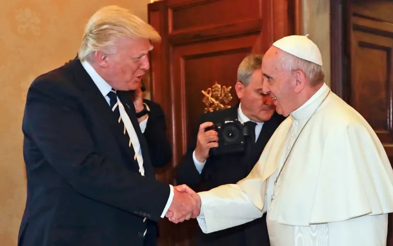 Donald Trump e outros líderes mundiais prestam homenagens após morte do Papa Francisco