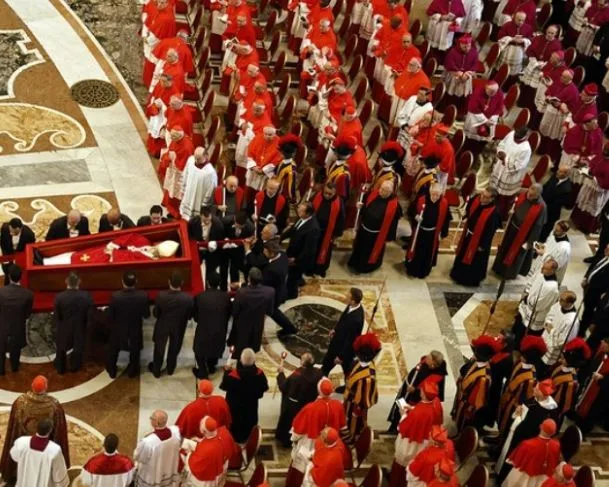 Velório do papa acontece no Vaticano
