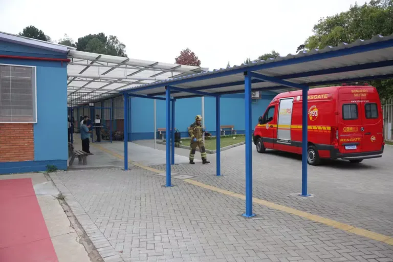 Escola onde professora foi esfaqueada em Caxias do Sul - (Foto: Porthus Junior/Agência RBS).