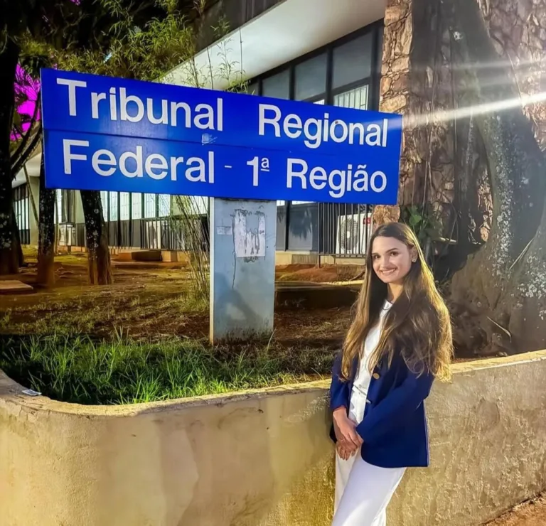 Mineira de 25 anos se torna a juíza mais jovem do país