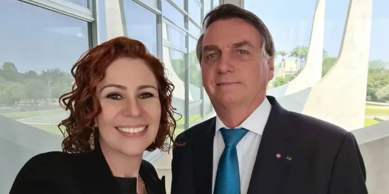 Carla Zambelli está bloqueada no Whatsapp de Bolsonaro há meses, revela site