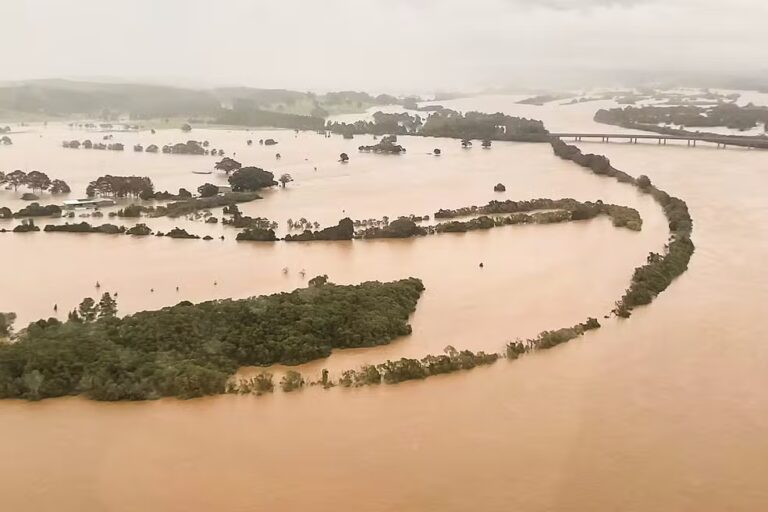 VÍDEO: Enchentes e inundações na Australia deixam 50 mil pessoas ilhadas e uma morta na Austrália