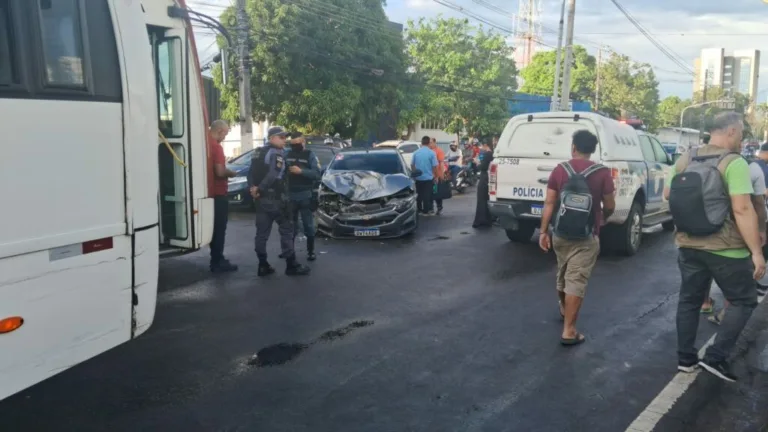 Acidente entre carros deixa trânsito parado em Manaus