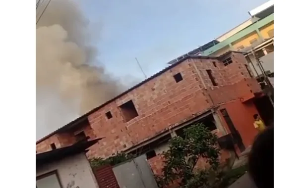 Casa pega fogo e assusta moradores em Manaus