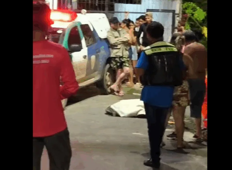 Homem é morto com 10 tiros na frente do filho e da esposa em Manaus