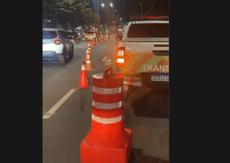 Cratera abre e trecho da avenida Constantino Nery é interditado em Manaus