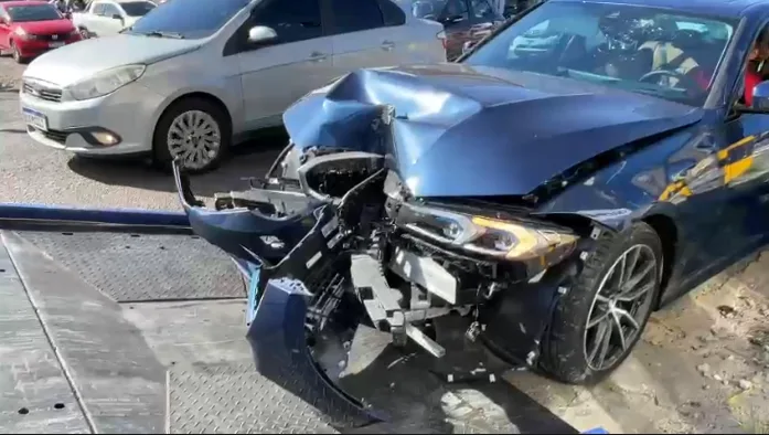 Acidente entre BMW e picape deixa 3 pessoas feridas em Manaus