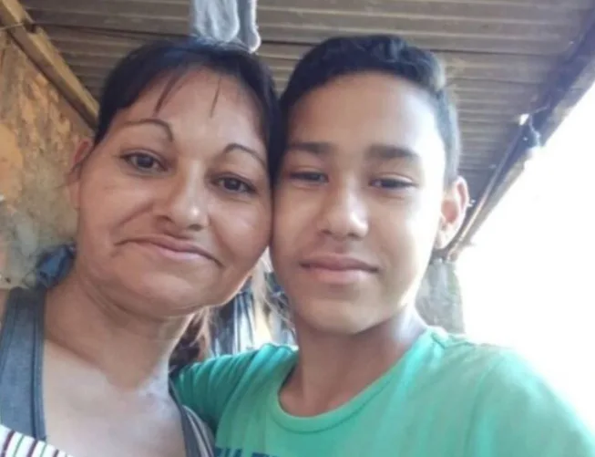 Mãe mata filho a machadadas enquanto ele dormia em Goiás
