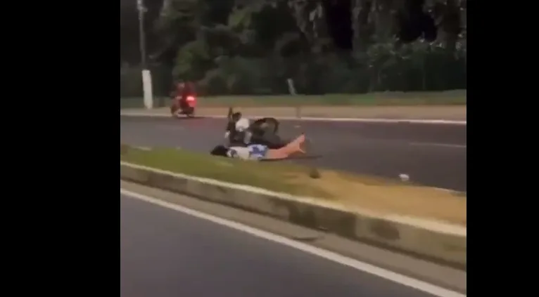 VÍDEO: ‘Rolezeiros’ caem de moto durante fuga da polícia em Manaus