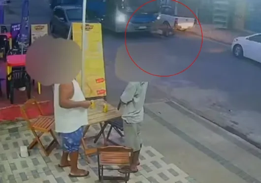VÍDEO: Em SP, adolescente é atropelado por ônibus ao desviar de carro estacionado