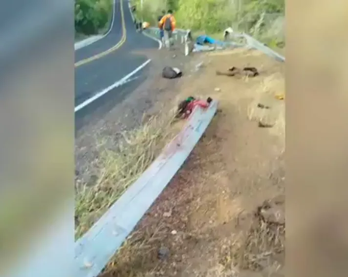 IMAGENS FORTES: Caminhão cai em ribanceira e deixa cinco mortos no interior do RN
