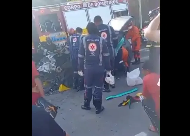 Acidente entre dois carros deixa 4 pessoas feridas em Manaus