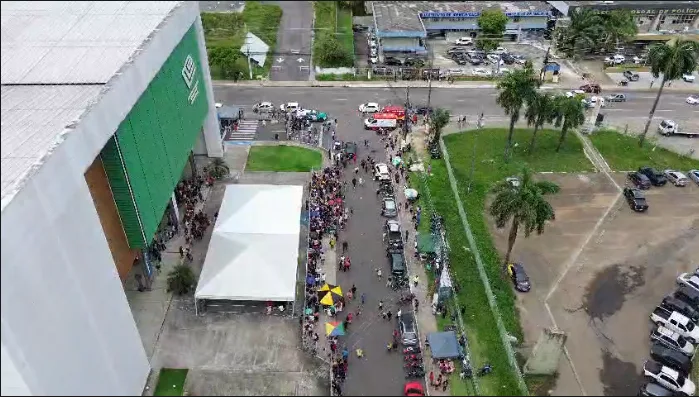 População enfrenta fila quilométrica durante mutirão de atendimentos do ‘Registre-se’ em Manaus