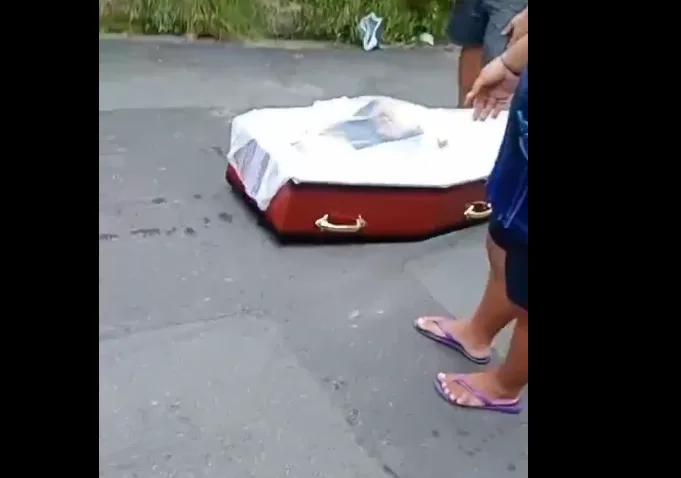 Caixão com morto despenca de carro de funerária em Manaus - (Foto: Reprodução).