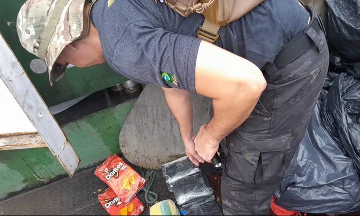 PF apreende 22 kg de drogas dentro de lixo em barco no Amazonas
