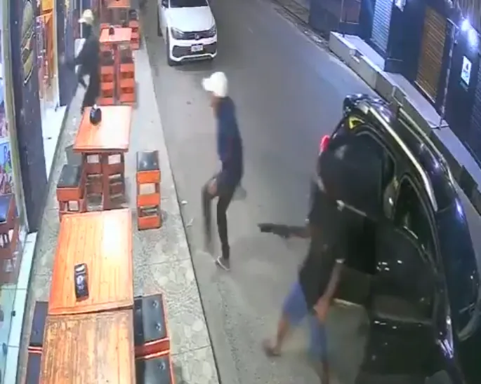 Criminosos fortemente armados assaltam pizzaria em Manaus