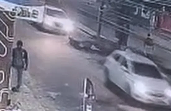 Veja momento em que idosa morre atropelada após ser empurrada por morador de rua em Manaus