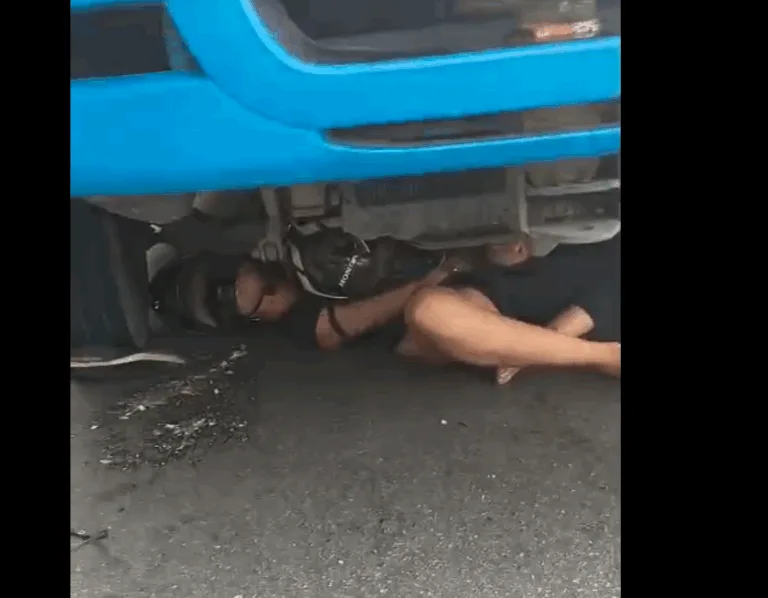 VÍDEOS: Motociclista de 19 anos morre ao ser arremessado para debaixo de micro-ônibus em Manaus