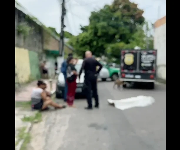Homem de 50 anos é encontrado morto no meio da rua em Manaus