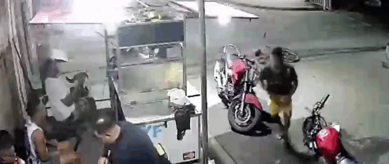 IMAGENS FORTES: Jovem morre após queda de bicicleta e corte causado por copo de vidro no bolso