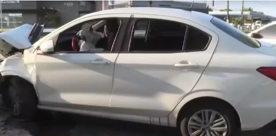 Briga em campo de futebol termina em tiroteio e acidente entre 2 carros em Manaus