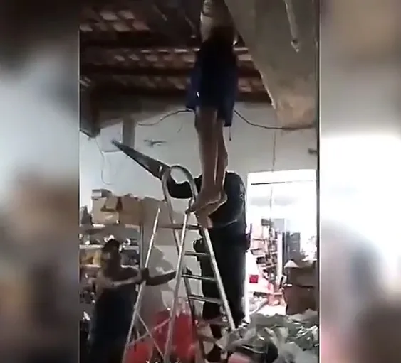 VÍDEO: Ladrão se atrapalha durante furto e fica preso no telhado