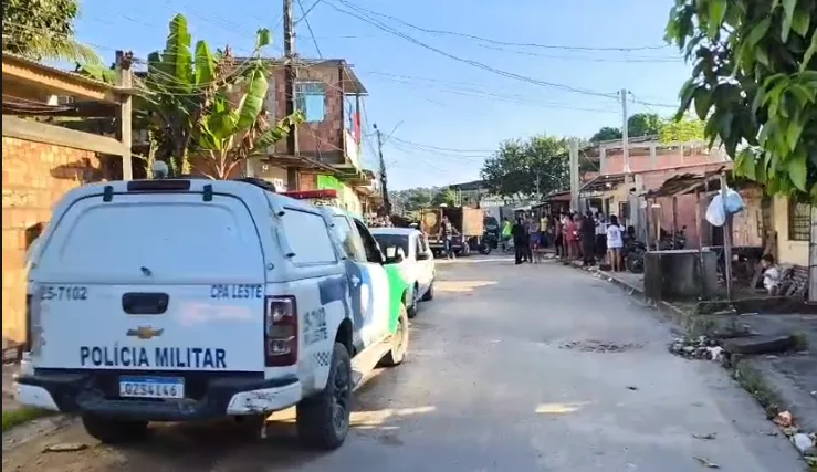Moradores encontram homem morto com 4 tiros na cabeça em Manaus