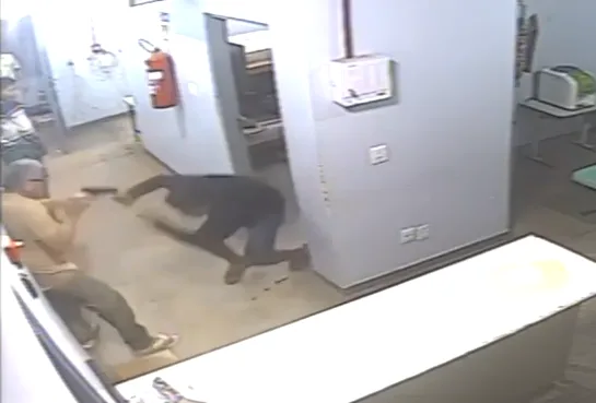 Segundo detento morre após tentar roubar arma de investigadora em delegacia de Manaus