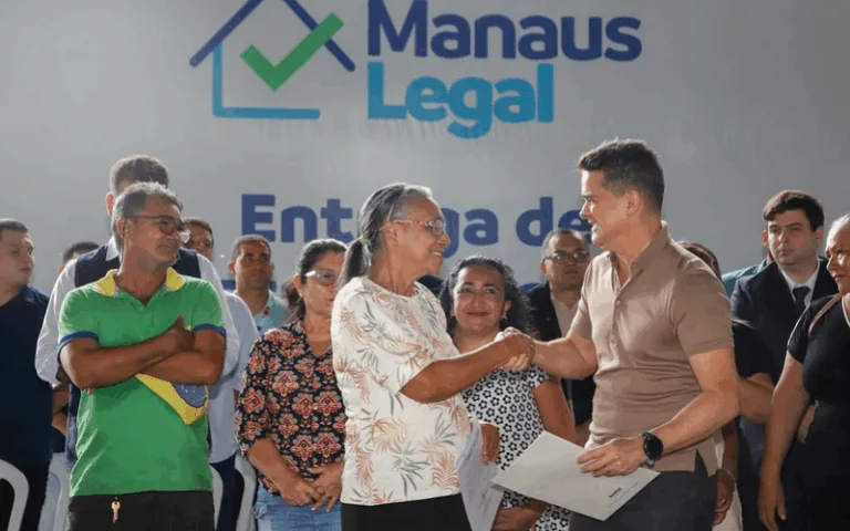 Prefeito David Almeida também fez entregas de registros no Zumbi dos Palmares, na zona leste -(Foto: Semcom).