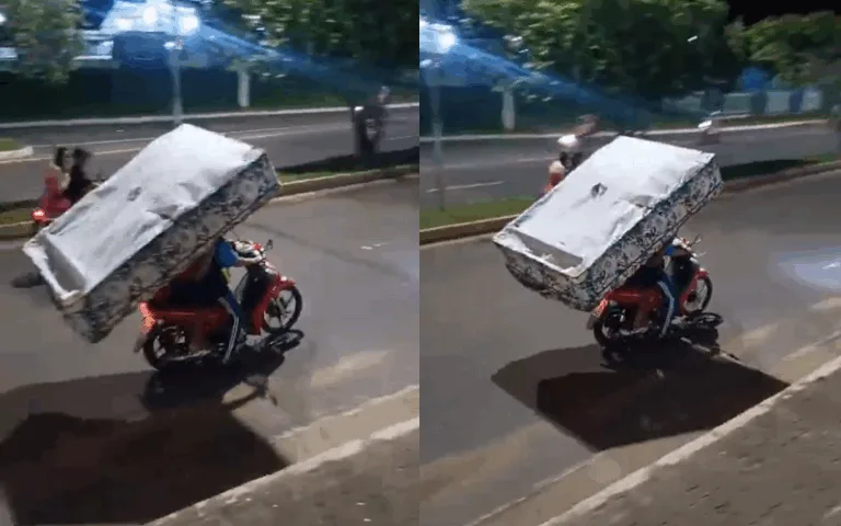 Vida de mototaxista não é fácil: passageiro leva colchão de casal na garupa em Manacapuru
