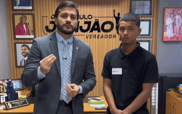 João Paulo Janjão com entregador - (Foto: Reprodução/Instagram).