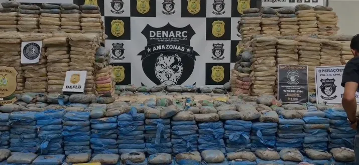 Polícia intercepta mais de uma tonelada de drogas escondidas em compartimento oculto de barco no Amazonas Polícia intercepta mais de uma tonelada de drogas escondidas em compartimento oculto de barco no Amazonas