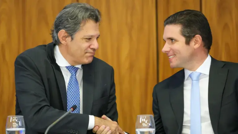 Hugo Motta dá 10 dias para governo apresentar alternativa ao aumento do IOF