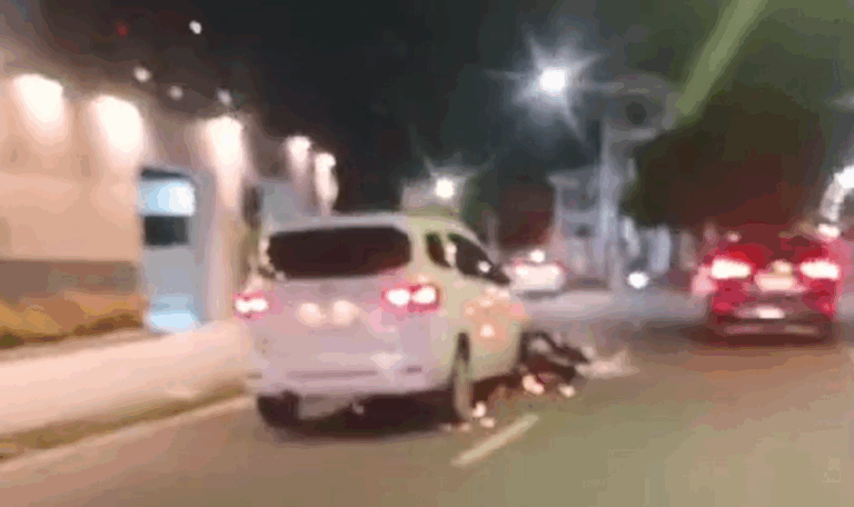 VÍDEO: Motorista em pânico arrasta moto por avenida e causa susto no Parque 10, em Manaus