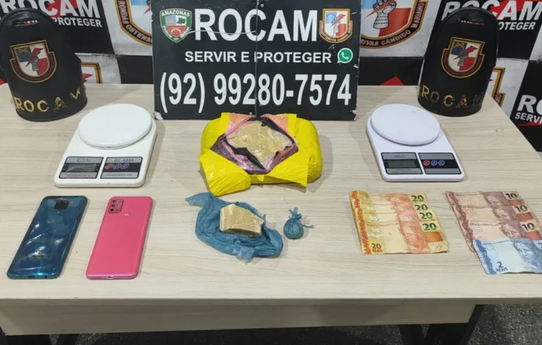 “Loira do Oxi” é presa com quase 1kg de droga em casa na zona Norte de Manaus