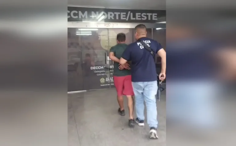Agressor sendo levado à delegacia.