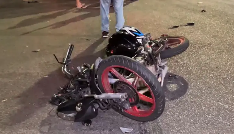 Motociclista fica ferido após colisão com carro em cruzamento da Cachoeirinha