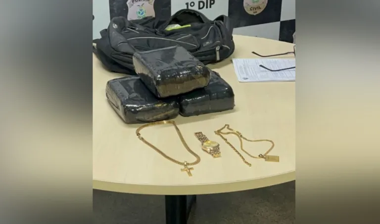 Homem é preso com drogas ao desembarcar de balsa em Manaus Homem é preso com drogas ao desembarcar de balsa em Manaus