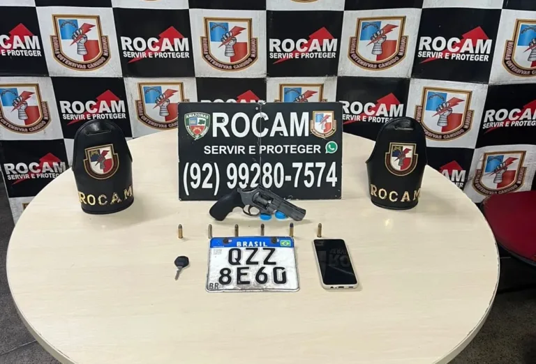 'Fichado' por 6 crimes, dois homens armados são presos com moto roubada em Manaus