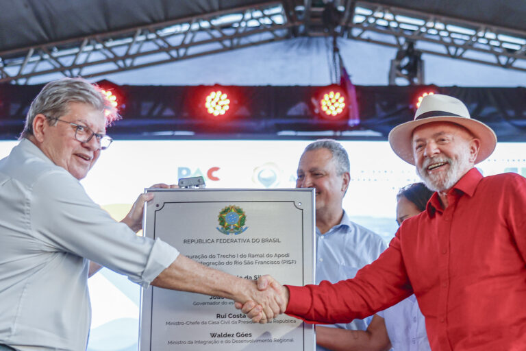 “Deus deixou o sertão sem água porque sabia que eu ia trazer”, diz Lula em discurso no Nordeste