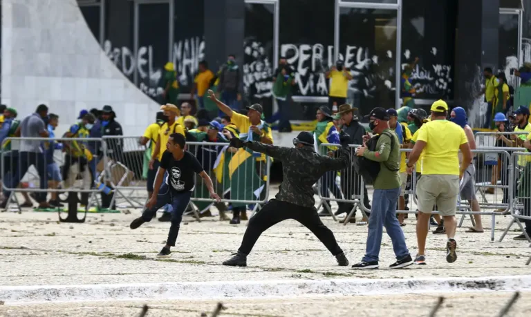 Supremo condena mais 12 denunciados por Atos antidemocráticos de 8 de janeiro