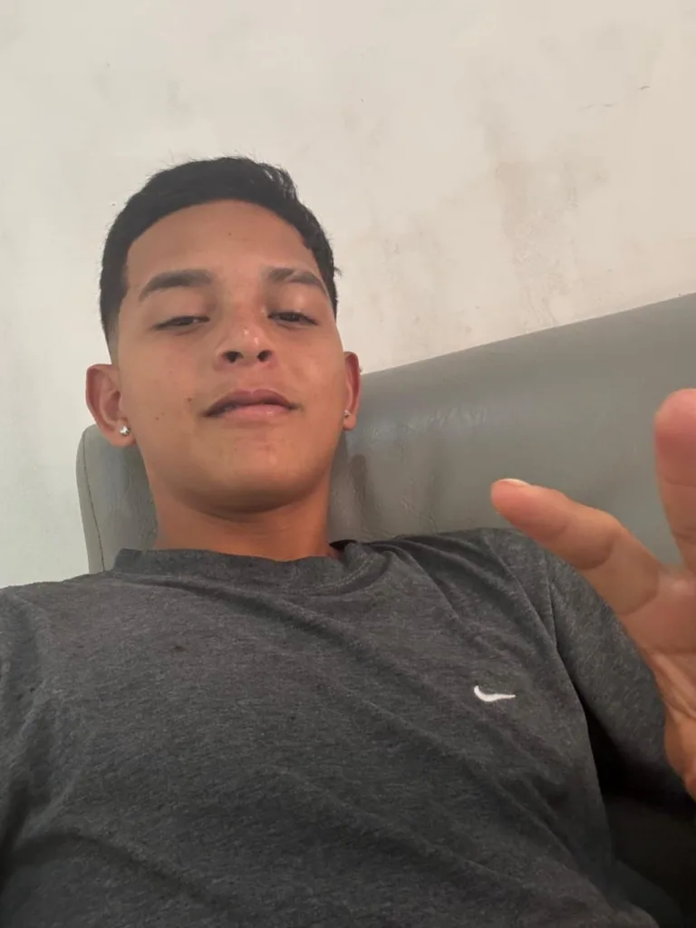 Adolescente de 15 anos fica gravemente ferido após bater moto em búfalo no Amazonas