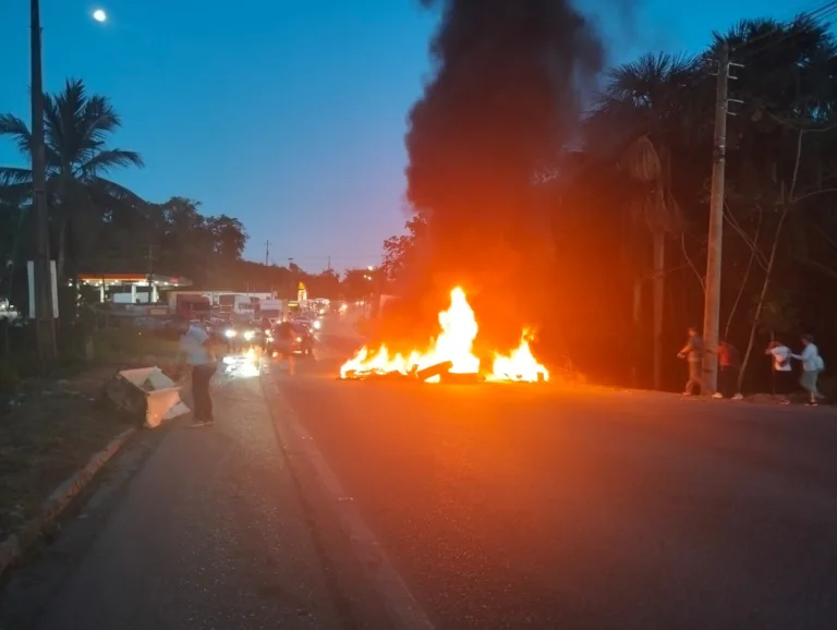 Populares protestaram na BR-174 contra falta de transporte - (Foto: Reprodução).