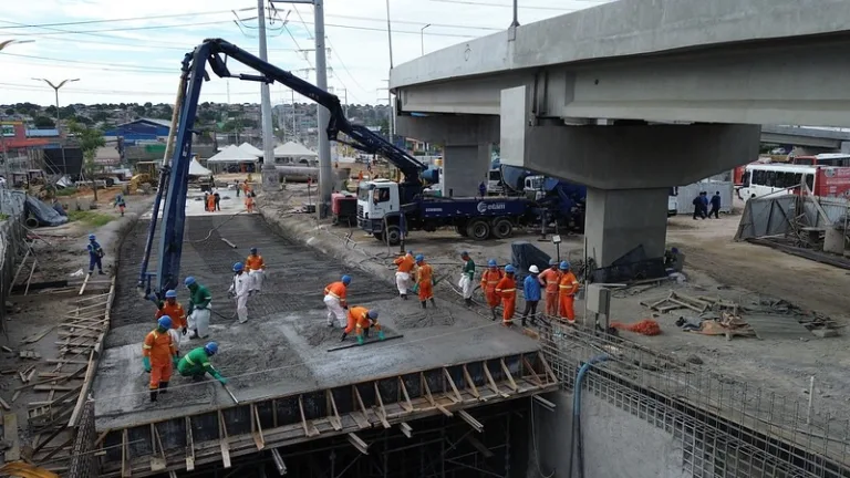 Fase final: última laje do viaduto Rei Pelé é concretada e entrega segue prevista para junho Fase final: última laje do viaduto Rei Pelé é concretada e entrega segue prevista para junho