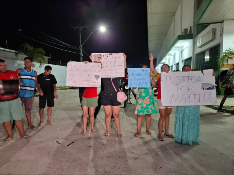 Família protesta por morte de motociclista em queda do viaduto Rei Pelé, em Manaus