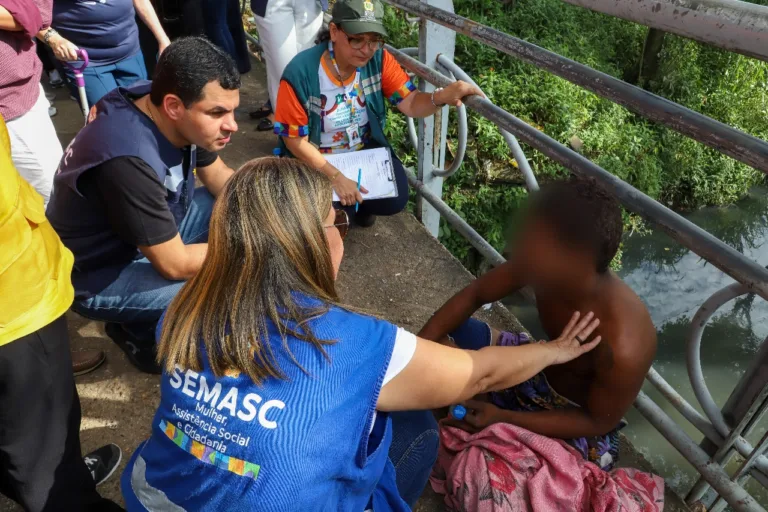 Pessoas em situação de rua foram resgatadas - (Dhyeizo Lemos/ Semcom e Clóvis Miranda/Semcom).