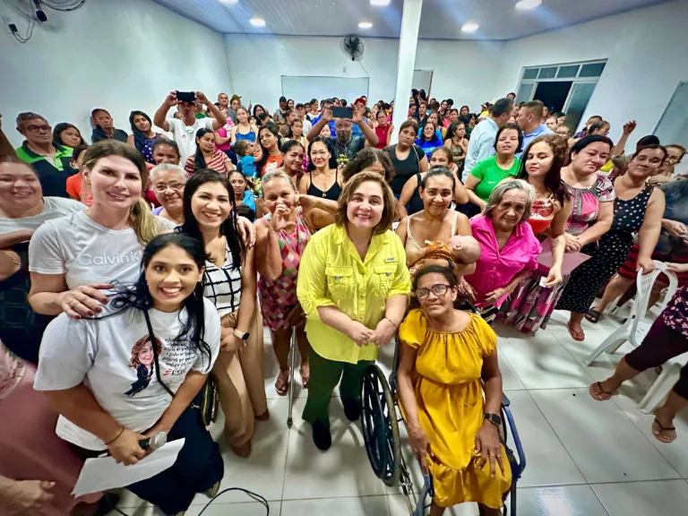 Eleições 2026: Em movimentações pré-eleitorais, Maria do Carmo conversa com moradoras do Viver Melhor